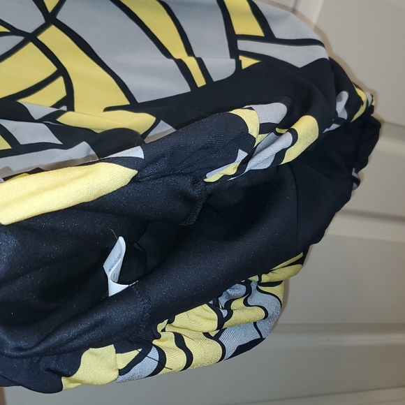 Black and yellow dress with beads around neck - Picture 4 of 8